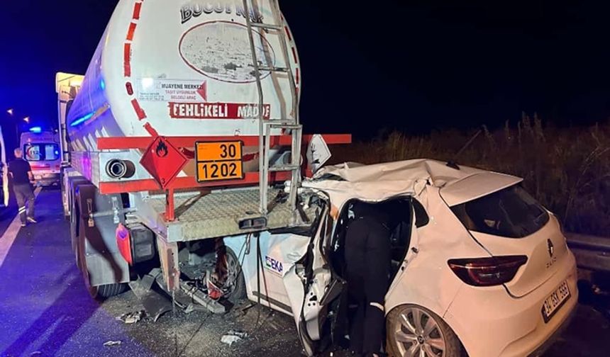 Otomobil park halindeki tankere çarptı: 3 kişi hayatını kaybetti