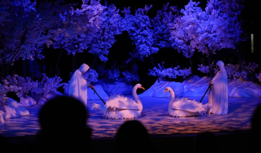 İzmir Devlet Tiyatrosu’nda perde arkasına yolculuk: Tiyatro severler sahnenin değil, perdenin arkasında ağırlanıyor!