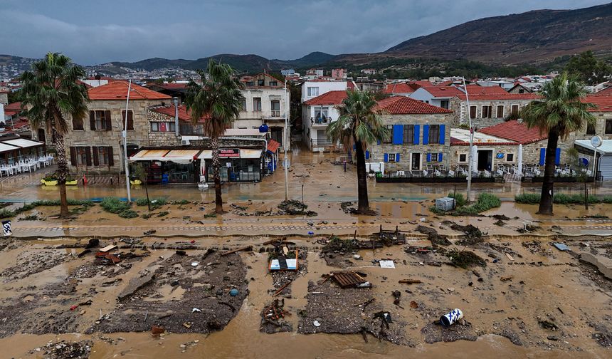İzmir'de sel görüntüleri: Evler ve araçlar su altında kaldı