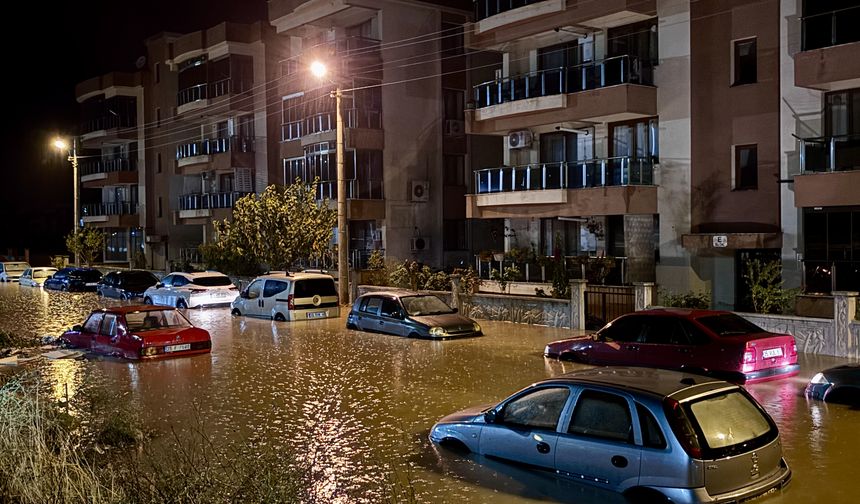 Bergama'da sağanak yağış hayatı olumsuz etkiledi
