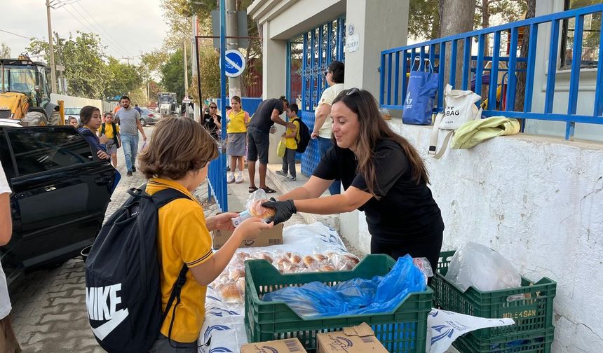 Güzelbahçe Belediyesi’nden öğrencilere her sabah ücretsiz süt ve simit