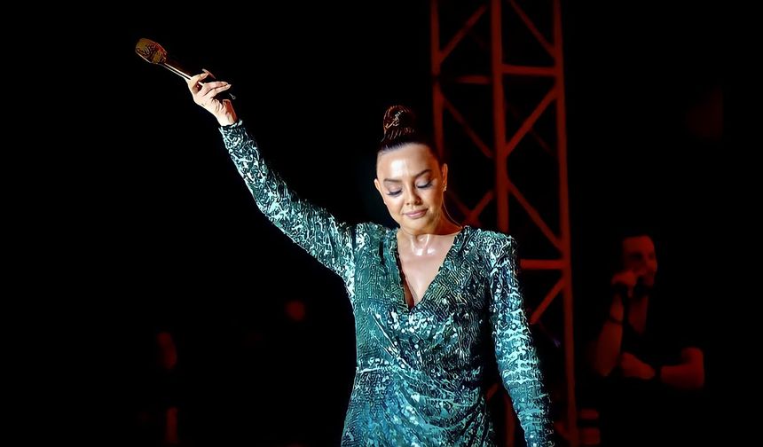 Mavide huydur bizde diyerek paylaşım yaptı: Ebru Gündeş'in paylaşımından çok üzerindeki servet dikkat çekti