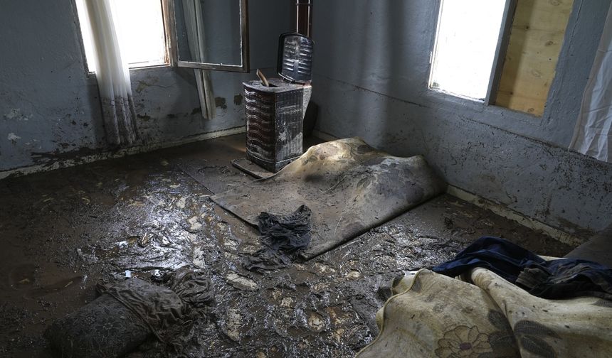 Bir gecede 155 kilo yağış! Foça’da arama ve temizlik çalışmaları sürüyor!