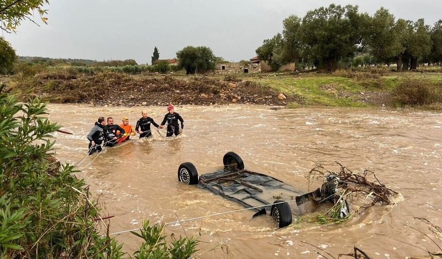 Foça'yı sel aldı! Valilik duyurdu: 1 kişi kayıp