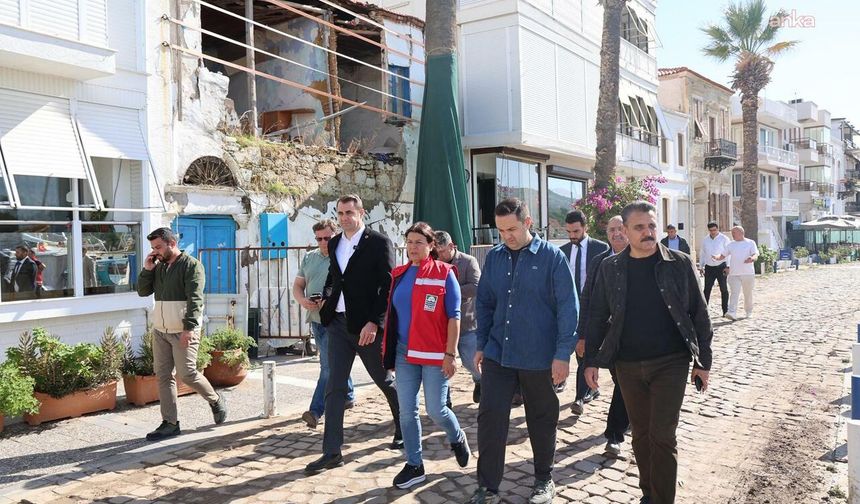 CHP heyeti’nden Foça’ya dayanışma ziyareti: Selden etkilenenlerle bir araya geldiler