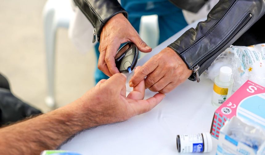 Bayraklı Belediyesi'nden anlamlı etkinlik: Gün boyu diyabet ve tansiyon ölçümü yapıldı