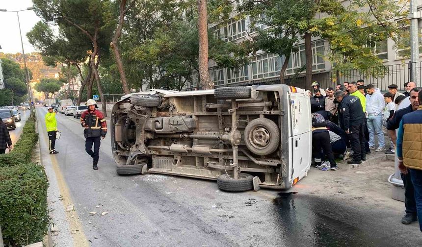 Aydın'da trafik kazası: Kontrolden çıkan araç kaldırıma çarptı