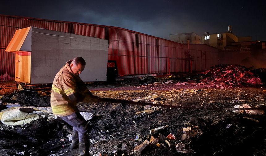 Buca’da çöplükte yangın: Kamyonet kullanılamaz hale geldi