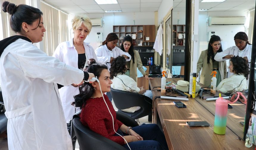 Buca’da kadın istihdamına katkı: Kuaförlük kursları başladı