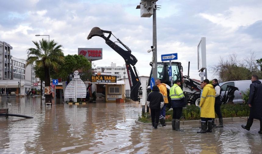 Çeşme bir günde bir aylık yağış aldı: Belediye’den 304 personel, 73 araçla müdahale