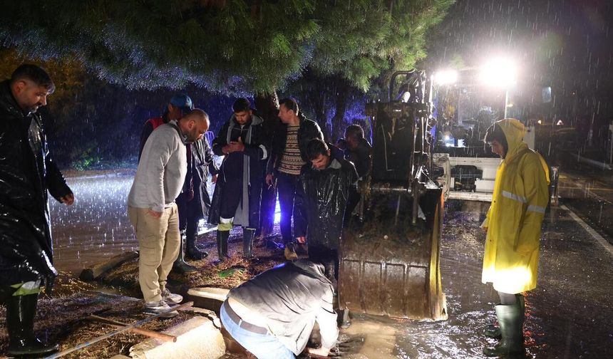 Çeşme’yi sağanak vurdu: Vatandaşlar mağdur oldu