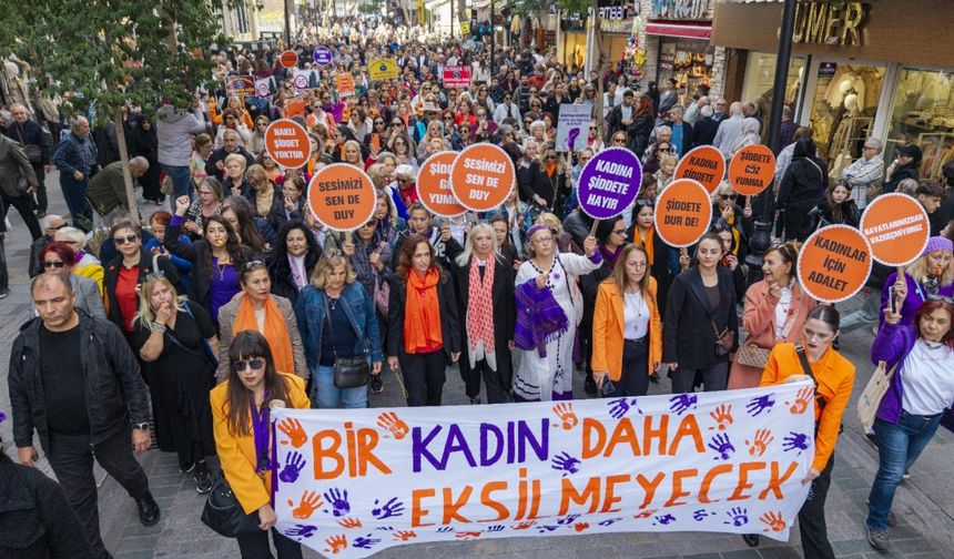 İzmir’de dayanışma zinciri oluşturuldu: Şiddete karşı ses çıkar!