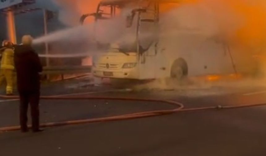 İzmir yolunda panik anları: Öğrencileri taşıyan otobüs alev topuna döndü!