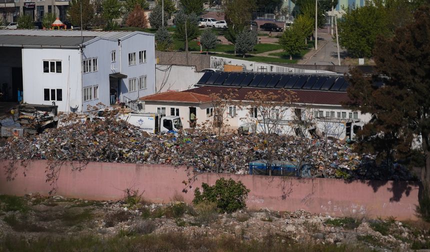 Karabağlar’da kentsel dönüşüm alanı çöplüğe döndü: Vatandaşlardan büyük tepki
