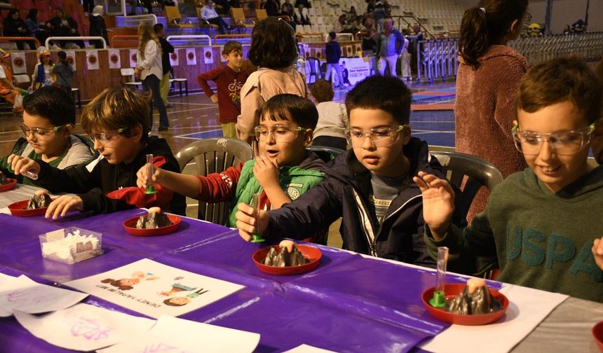 Kuşadası’nda minikler bilimin sırlarını keşfetti