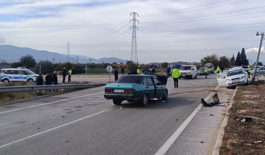 Ödemiş’te iki otomobil çarpıştı: 5 kişi yaralandı