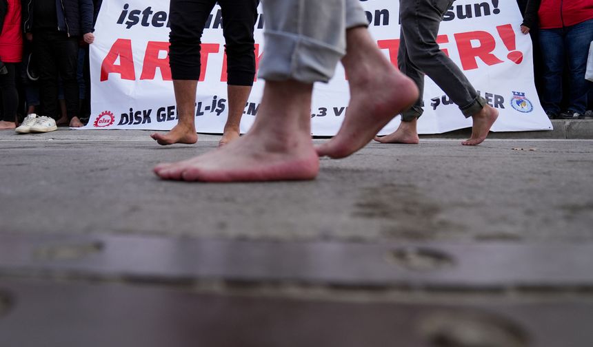 İzmir’de emekçiler sokakta: Çıplak ayaklarla hak arayışı