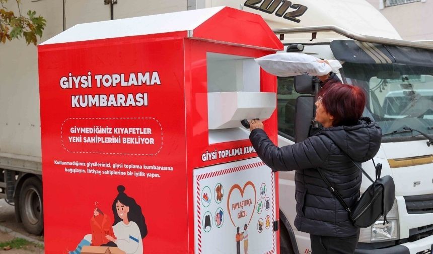 Buca’da giysi kumbaraları ile dayanışma sürüyor