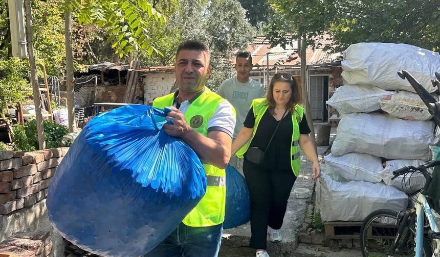 Buca’da kapaklar umuda dönüştü: 4 ton kapak, 7 tekerlekli sandalye”