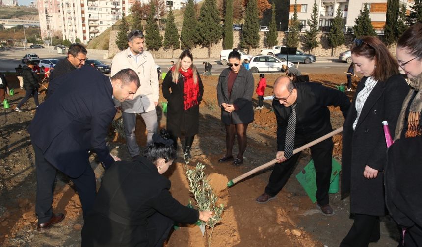 Çiğli’de Uğur Mumcu Parkı ve mahallelerde yenilenme çalışmaları tamamlandı