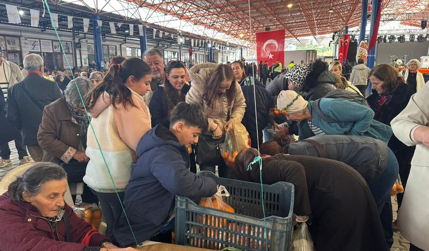 9 yaşındaki Ferit'ten örnek hareket: Mandalina satarak para kazanıyor!