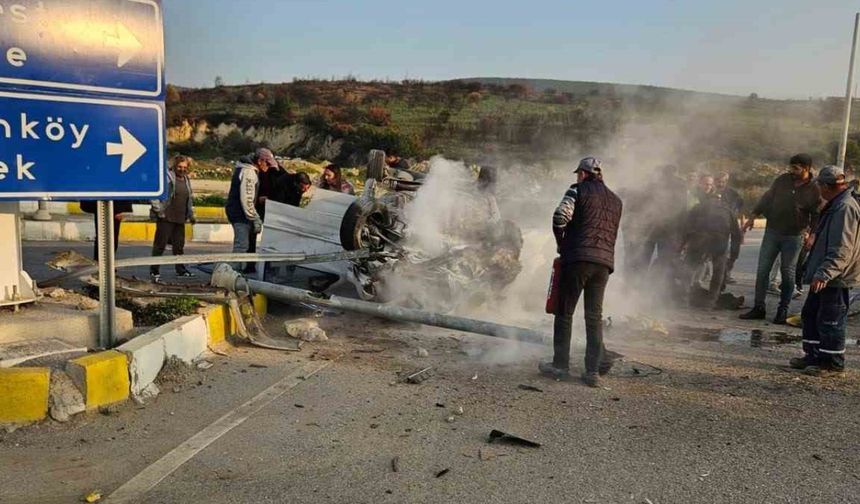 İzmir’de korkunç kaza: Takla atan otomobilden 2 kişi kurtarıldı