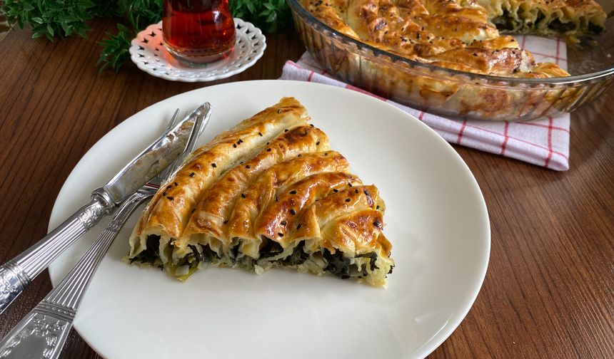Kahvaltı ve çay sofralarının vazgeçilmezi: Ispanaklı börek nasıl yapılır?