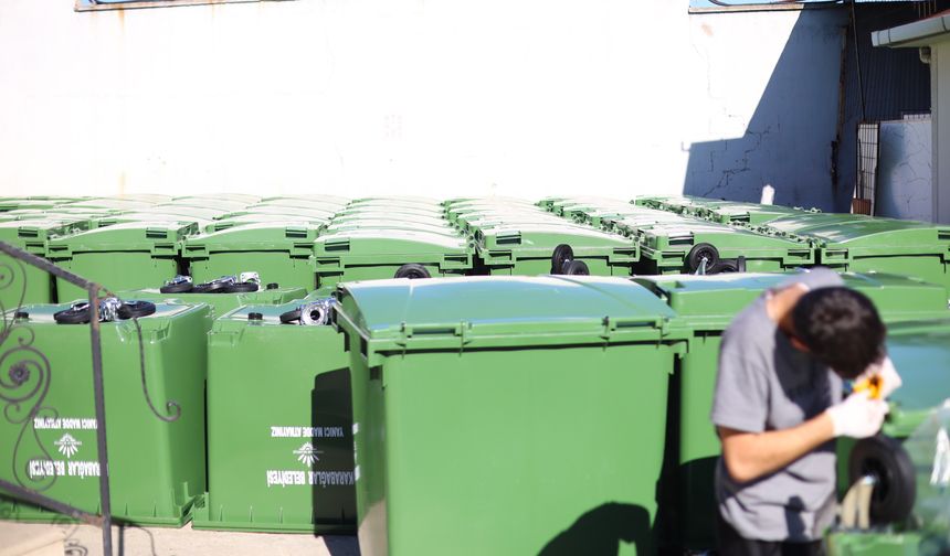 Karabağlar Belediyesi, çöp konteynerlerini yeniliyor