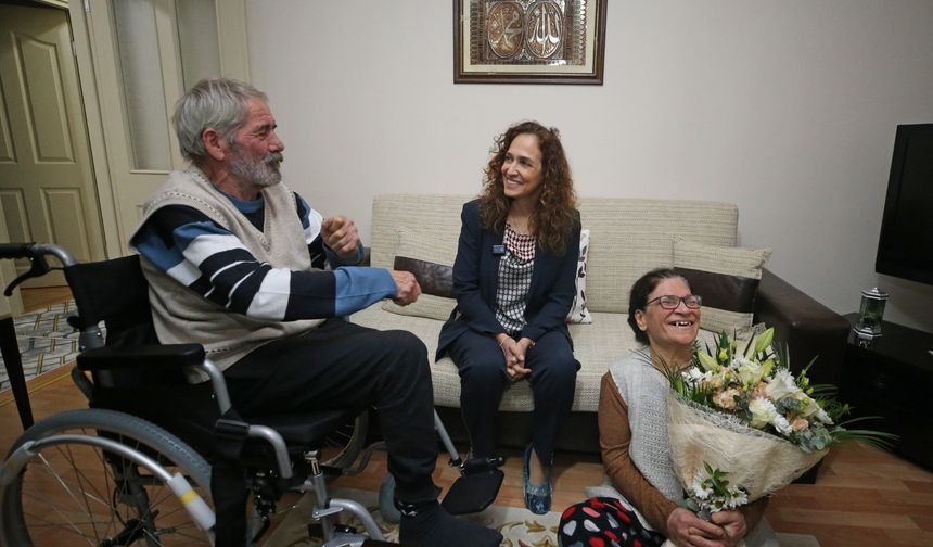 Karşıyaka’da mavi kapaklar tekerlekli sandalyeye dönüştü