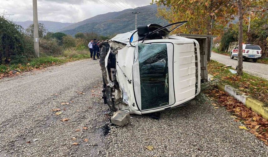 Ödemiş’te traktöre çarpmamak için manevra yapan kamyonet devrildi