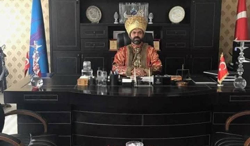 16 yıllık başkan kendini padişah sandı: Verdiği poza büyük tepki!