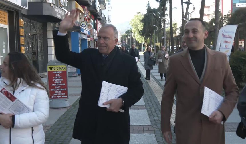 Gaziemir Belediye Başkanı Ünal Işık ilkokul öğrencilerine Atatürk'lü karne dağıttı