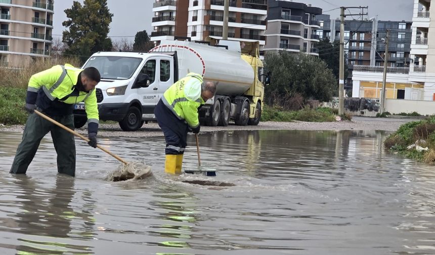 Çiğli Belediyesi’nden fırtına ve sağanağa anında müdahale