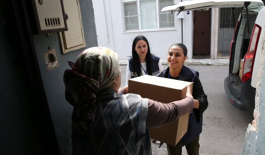 Dar gelirli ailelere destek eli: Çiğli Belediyesi gıda kolisi seferberliği başlattı