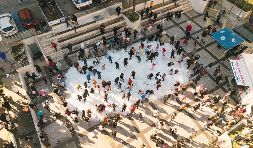 Balçova'da kar şenliği düzenlendi: Kara hasret minikler bu etkinlikle eğlendi