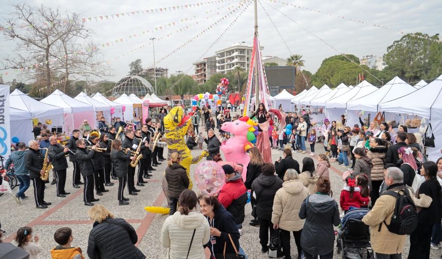 Karşıyaka’da KarneFest başladı: Eğlence 25 Ocak’a kadar sürecek