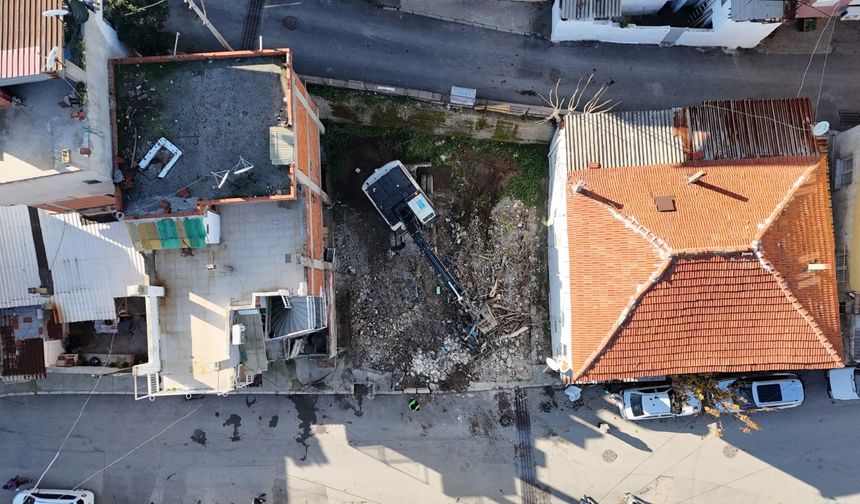 Konak Belediyesi metruk yapıların yıkımını sürdürüyor