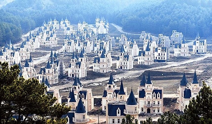 Adeta film sahnesinden fırlamış gibi: Şatolarla dolu bir hayalet köy