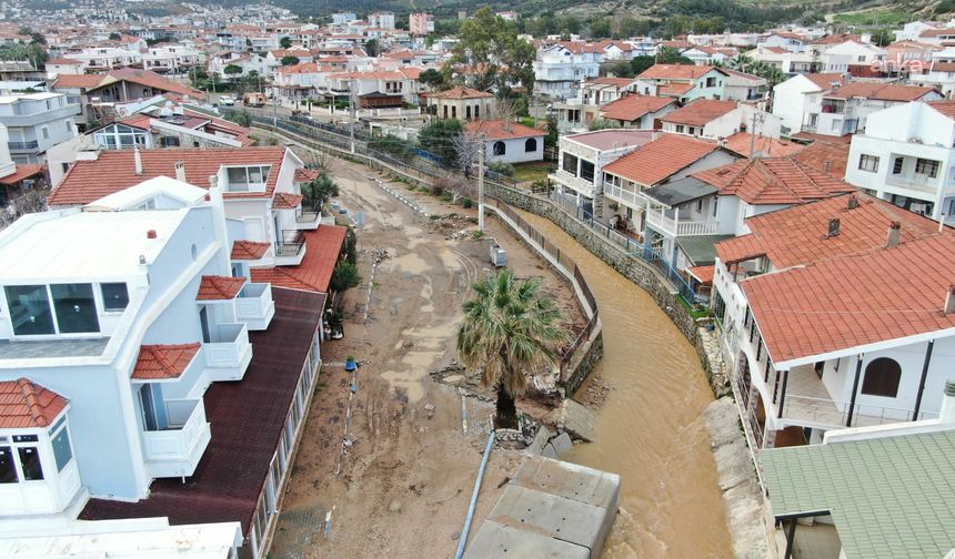 Foça Belediyesi ekipleri yoğun yağışlara karşı sahada