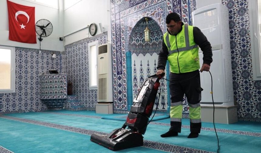 Çeşme Belediyesi'nden Ramazan öncesi camilerde temizlik