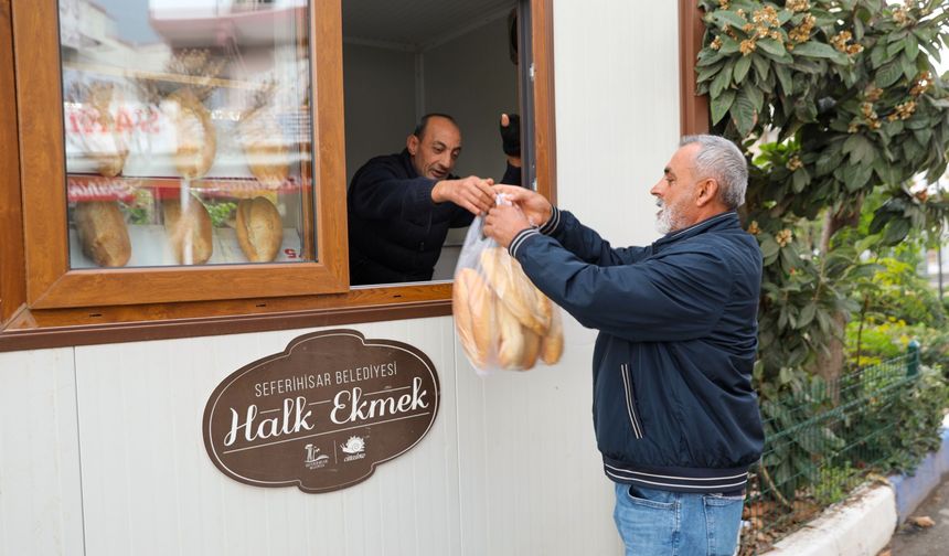 Seferihisar Belediyesi'nden 'Halk Ekmek': Fırında üretilen ekmekler 10 TL'ye halkla buluşuyor