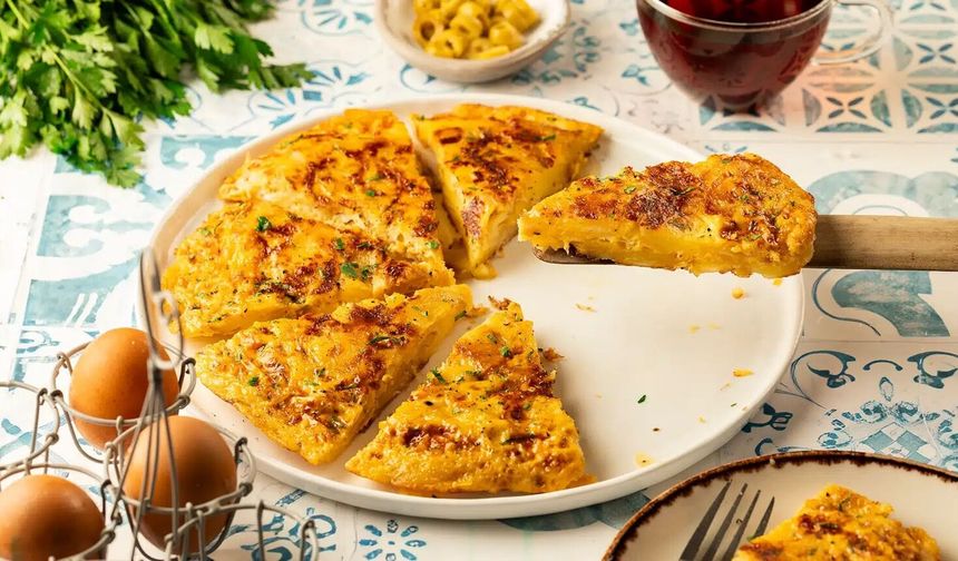 Hafta sonu kahvaltıları için mükemmel tarif: İspanyol omleti nasıl yapılır?