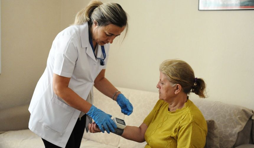 Karşıyaka’da şifa evlere taşınıyor: Evde Sağlık Destek Merkezi'ne nasıl başvurulur?