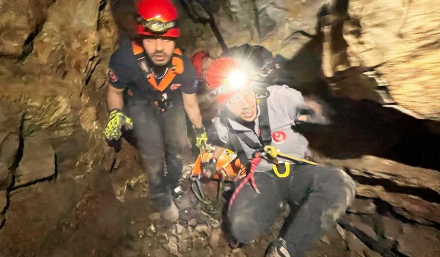 Mağarada 9 saatlik kurtarma operasyonu: 26 yaşındaki öğrenci yaralı olarak kurtarıldı