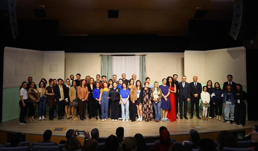 Başkan Kınay: Belediye tiyatro mu yapar diyenlere inat Karabağlar Tiyatrosu’nu kurduk