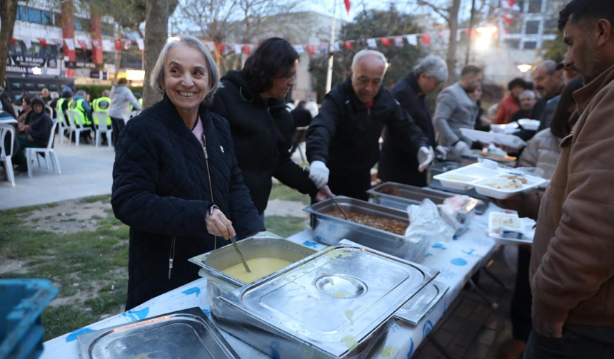 Seferihisar'da bin kişilik son iftar: Ramazan boyunca binlerce yurttaş yararlandı