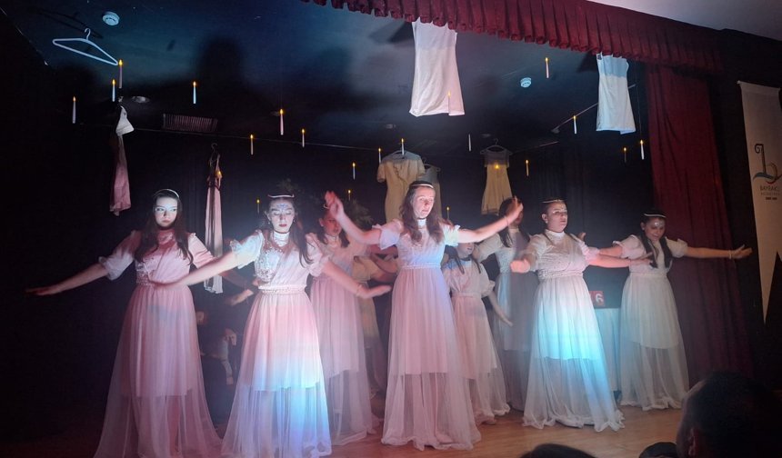 Bayraklı’da Sevgi Elçileri sahnelendi: Kadınlardan şiddete karşı güçlü mesaj