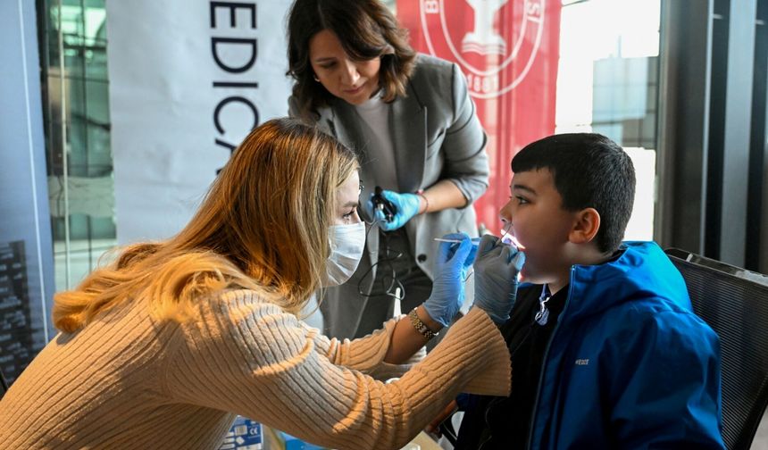 Bornova’da işitme engelli öğrencilere diş taraması