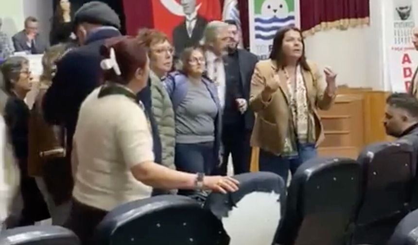 Foça’daki kongrede kürsü tartışması: Başkan Fıçı çileden çıktı!