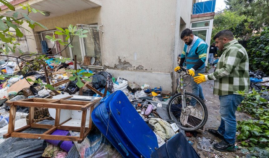 Üç ton atık çıkarıldı: Karşıyaka'da çöp eve müdahale!